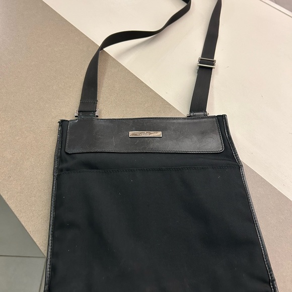 Gucci Black Messenger Bag with Adjustable Strap and Metallic Hardware - Picture 1 of 7